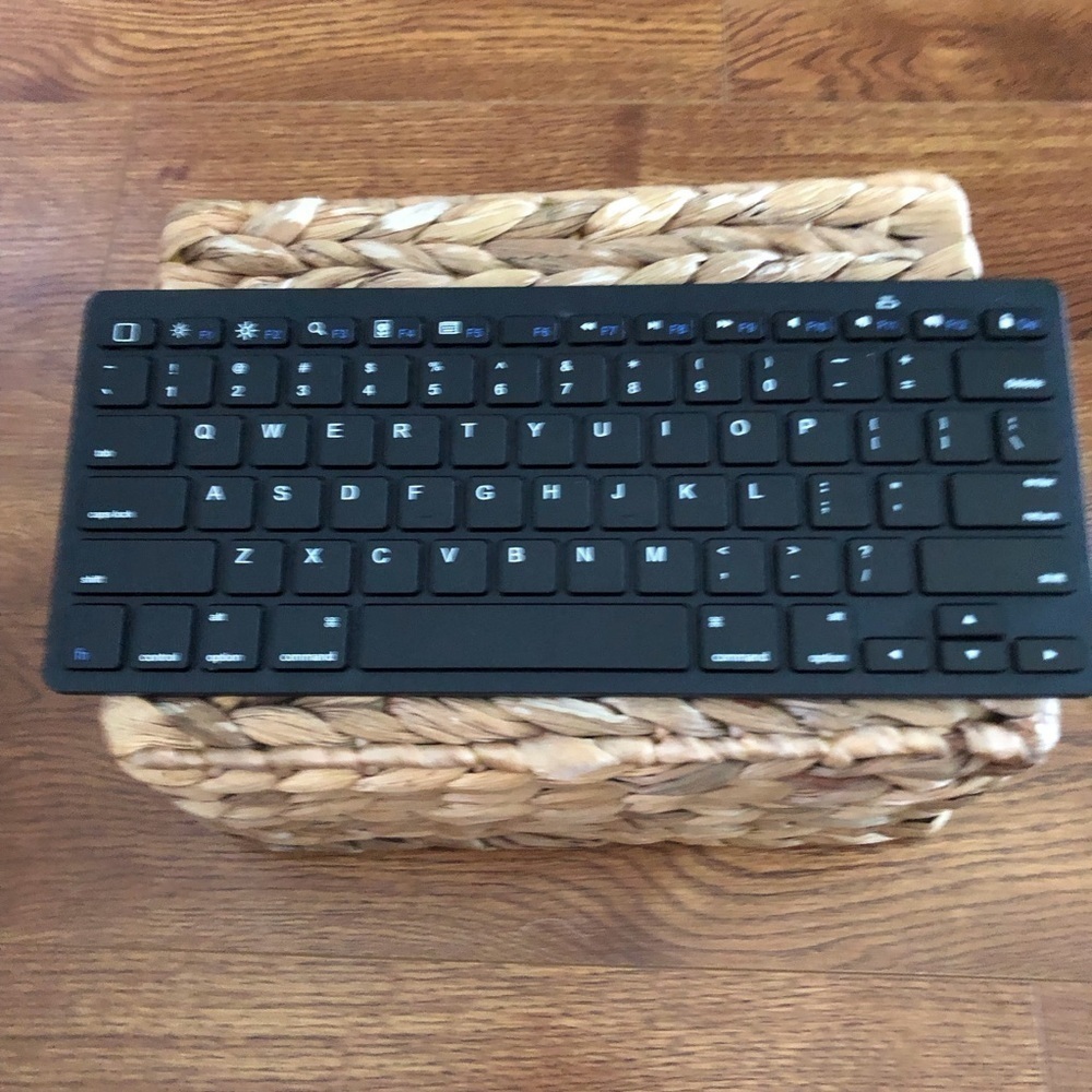 Small wireless keyboard for ipad, tablet, iphone,